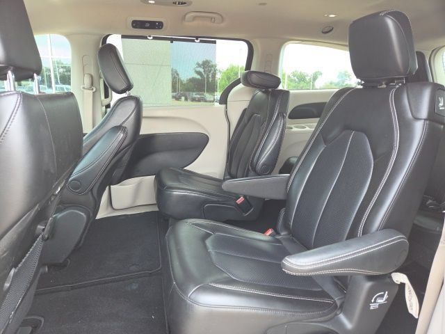 Used 2023 Chrysler Pacifica Touring-L FWD image 25