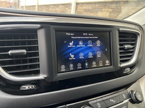 Used 2018 Chrysler Pacifica Touring-L image 12