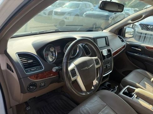 Used 2015 Chrysler Town & Country Touring FWD image 29