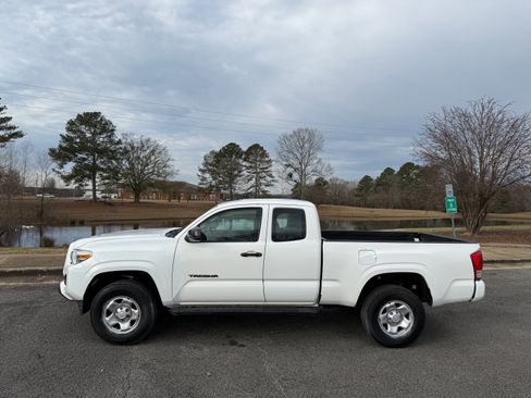 Used 2017 Toyota Tacoma SR image 2
