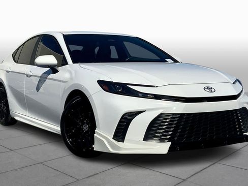 Used 2025 Toyota Camry SE image 2