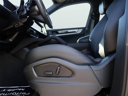 Used 2025 Porsche Cayenne w/ Premium Package image 35