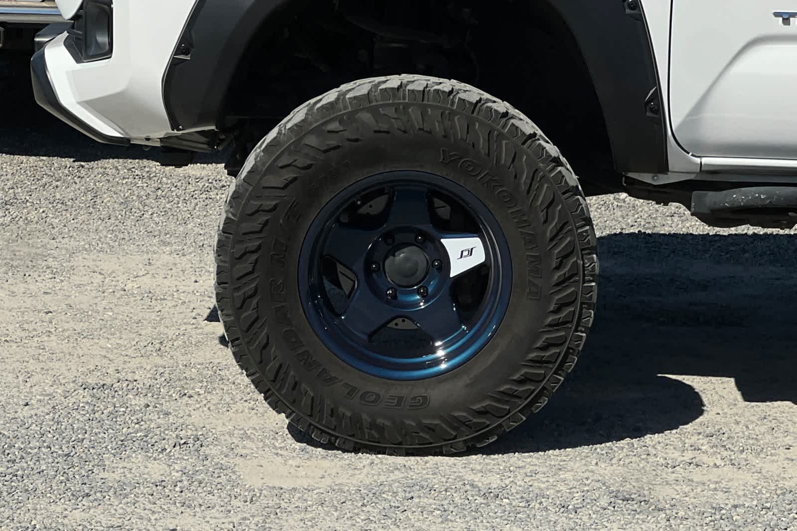 Used 2019 Toyota Tacoma TRD Off-Road w/ Technology Package AWD/4WD image 12