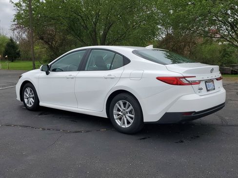 Used 2025 Toyota Camry LE FWD image 5