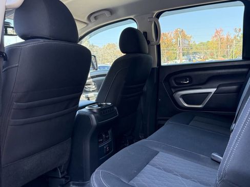 Used 2017 Nissan Titan SV image 19