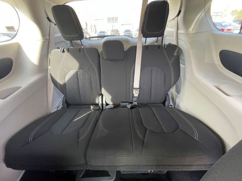 Used 2024 Chrysler Voyager LX image 31