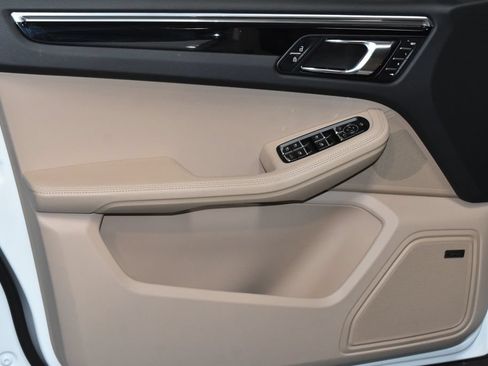 Certified 2025 Porsche Macan AWD/4WD image 6