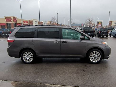 Used 2015 Toyota Sienna Limited image 2