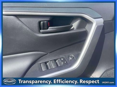 Used 2022 Toyota RAV4 LE AWD/4WD image 17