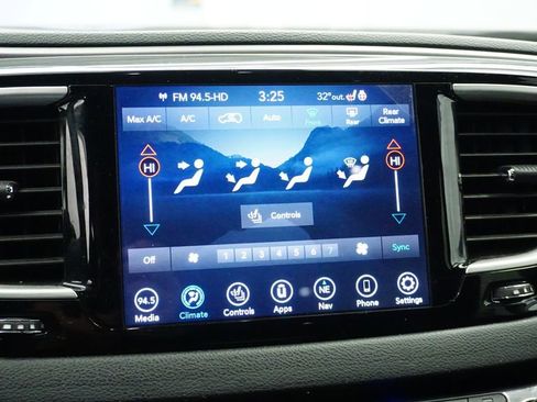 Certified 2020 Chrysler Pacifica Touring-L w/ Advanced Safetytec Group image 32