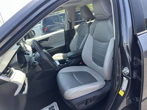 Used 2020 Toyota RAV4 XLE Premium FWD image 14