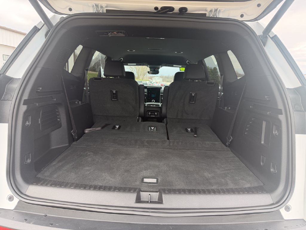 Used 2026 GMC Acadia Elevation w/ Elevation Premium Package AWD/4WD image 11