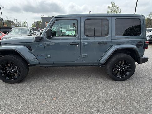 Used 2025 Jeep Wrangler Sahara w/ Safety Group image 11