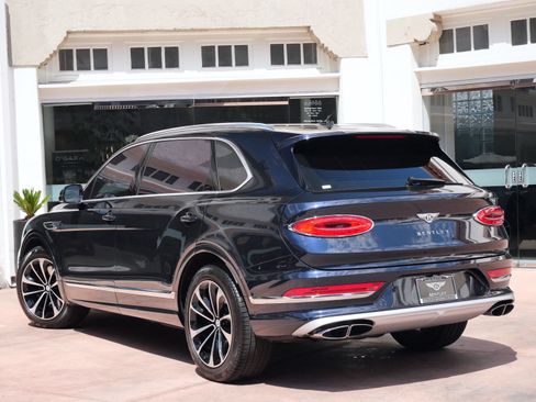 Used 2023 Bentley Bentayga Extended Wheelbase AWD/4WD image 3