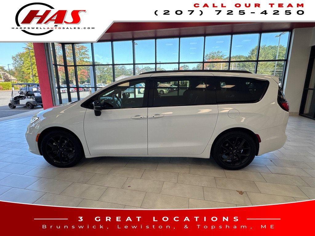 Used 2025 Chrysler Pacifica Limited FWD image 2
