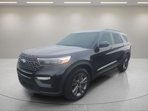 Used 2024 Ford Explorer XLT w/ Equipment Group 202A AWD/4WD image 3