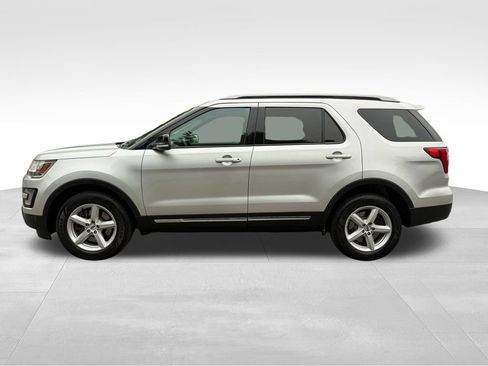 Used 2017 Ford Explorer XLT w/ Equipment Group 202A AWD/4WD image 2