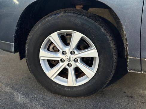 Used 2011 Toyota Highlander SE w/ Tow Pkg image 6