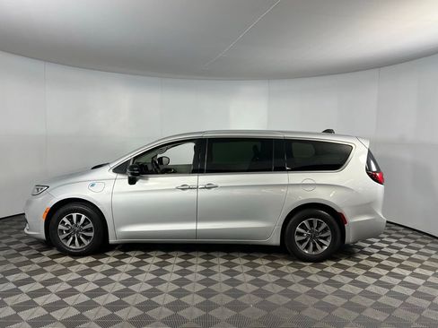 Used 2024 Chrysler Pacifica Select image 10