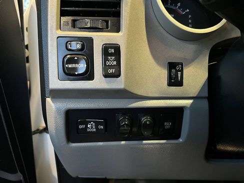 Used 2009 Toyota Tundra 4x4 CrewMax image 22