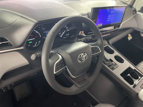 New 2026 Toyota Sienna XLE image 12