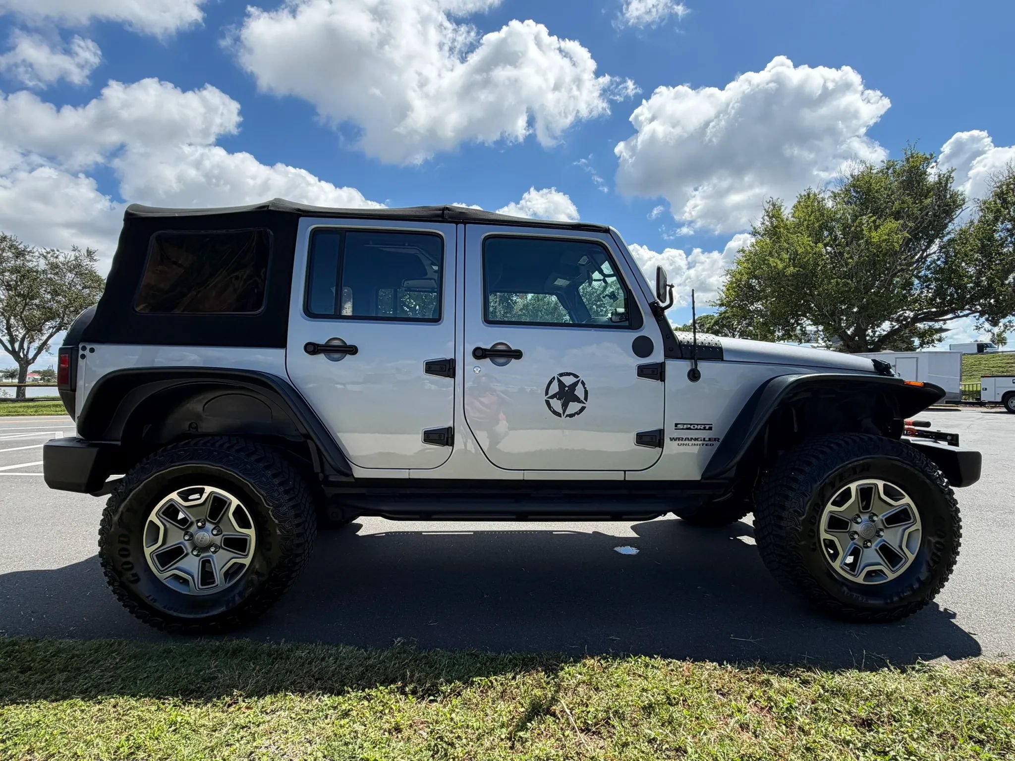 Used 2016 Jeep Wrangler Unlimited Sport w/ Connectivity Group AWD/4WD image 10