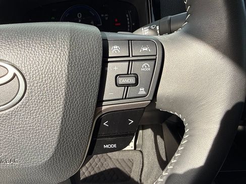 Used 2025 Toyota Camry SE w/ Convenience Package FWD image 21