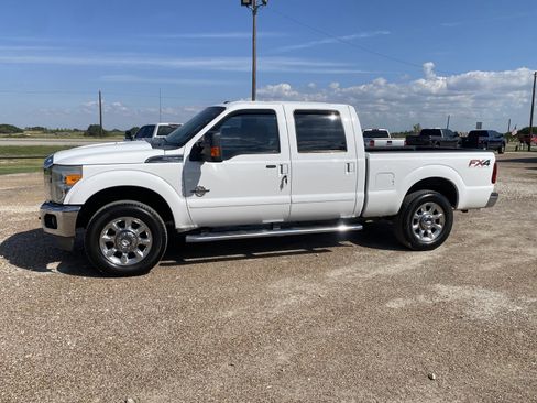 Used 2013 Ford F250 Lariat w/ Lariat Interior Pkg image 4