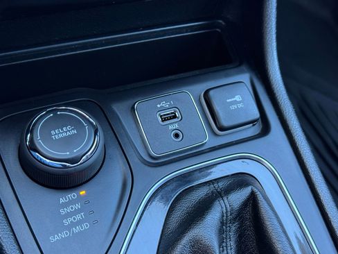 Used 2019 Jeep Cherokee Limited image 30