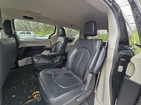 Used 2021 Chrysler Pacifica Touring-L image 16
