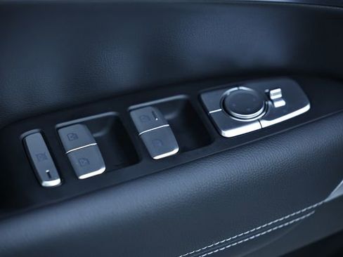 Used 2025 Genesis G70 2.5T image 16