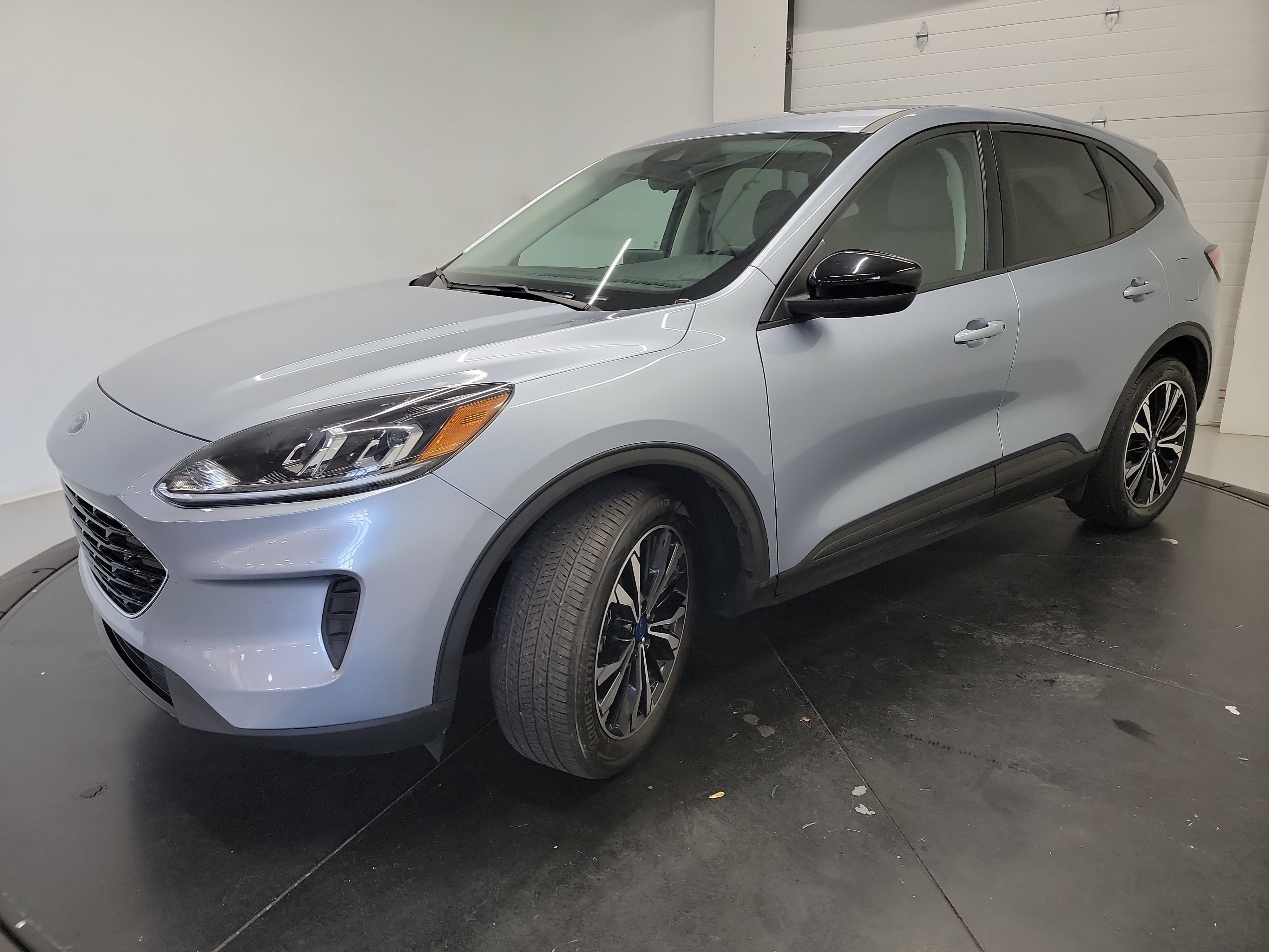 Used 2022 Ford Escape SE w/ SE Sport Appearance Package FWD image 3