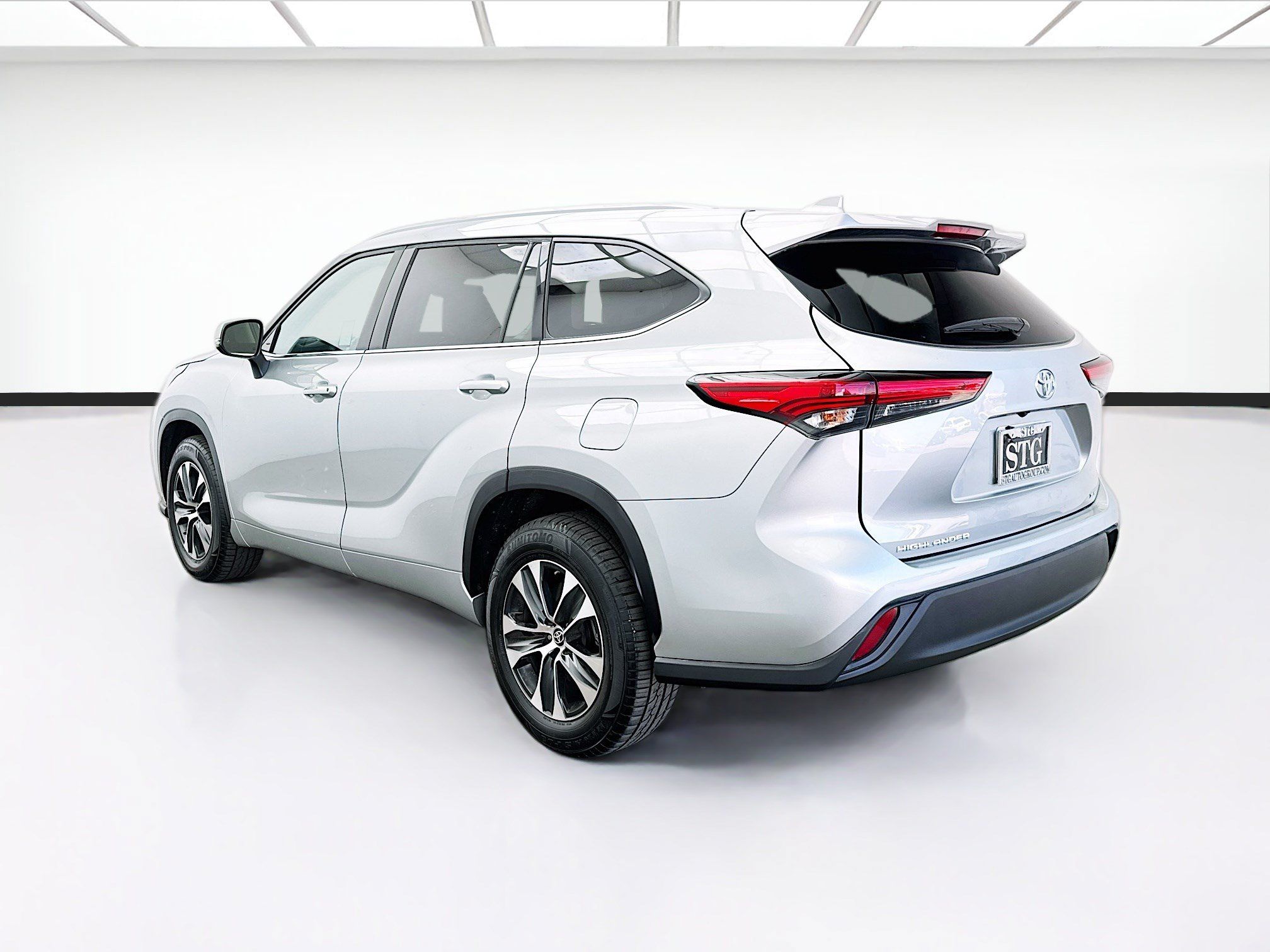 Used 2022 Toyota Highlander XLE FWD image 6