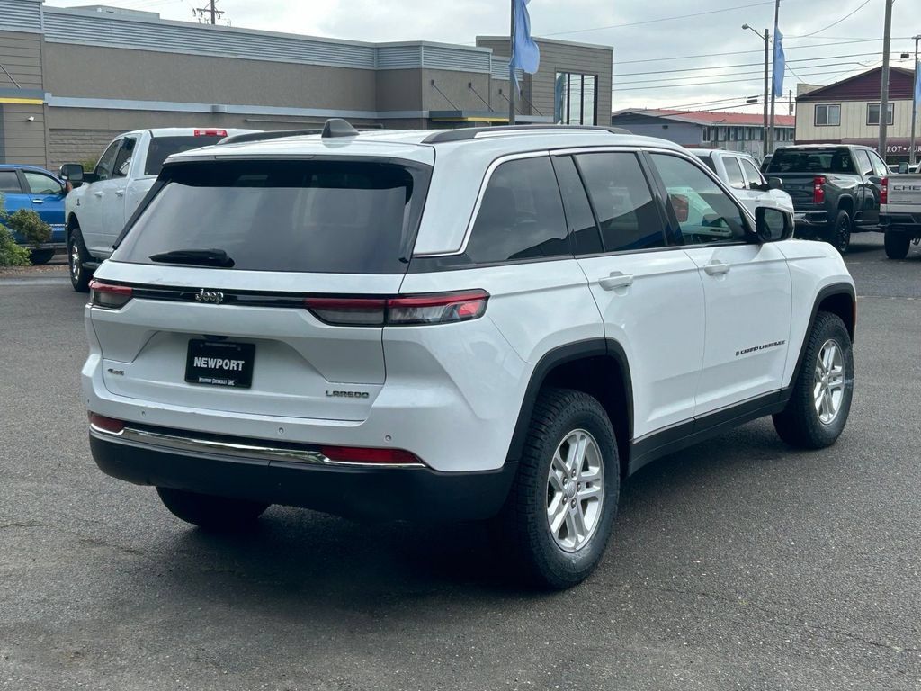 Used 2023 Jeep Grand Cherokee Laredo AWD/4WD image 5