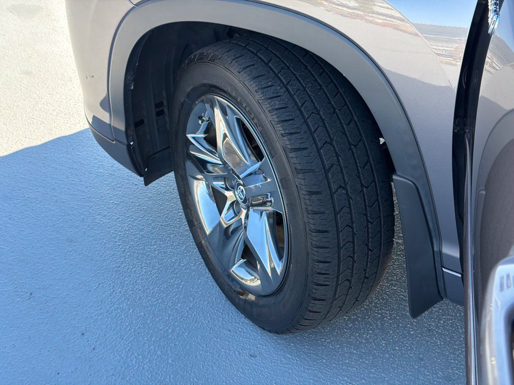 Used 2017 Toyota Highlander Limited Platinum w/ Carpet Mat Package AWD/4WD image 26