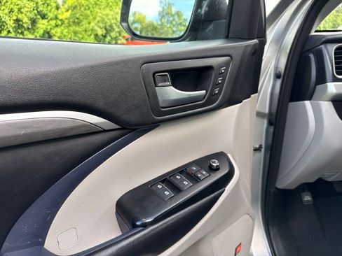 Used 2018 Toyota Highlander Limited AWD/4WD image 22