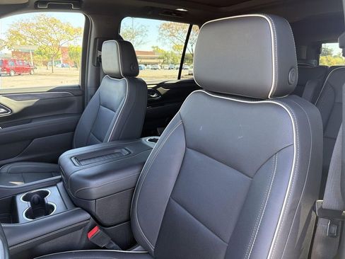 Used 2023 GMC Yukon SLT w/ SLT Premium Package image 24