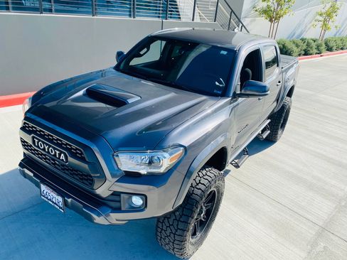 Used 2017 Toyota Tacoma TRD Sport w/ Tow Package image 16
