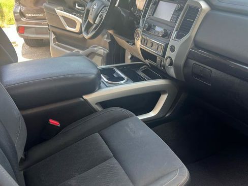 Used 2018 Nissan Titan SV w/ SV Convenience Package RWD image 7