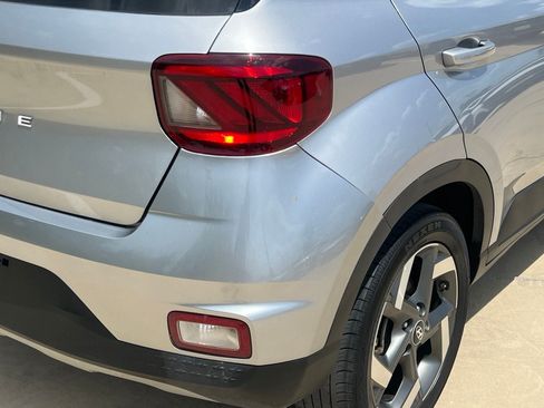Used 2025 Hyundai Venue SEL FWD image 13