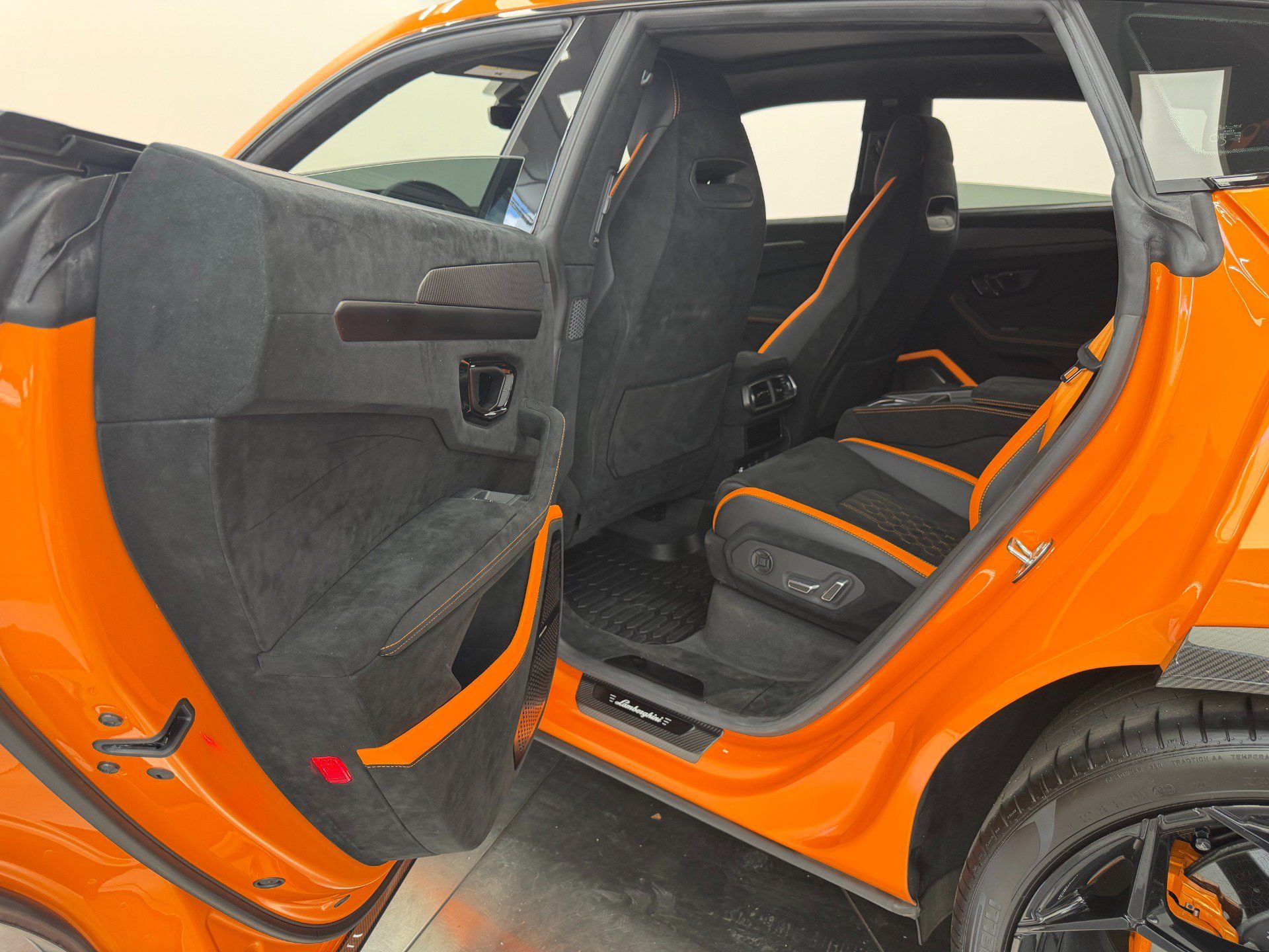 Used 2024 Lamborghini Urus Performante AWD/4WD image 23