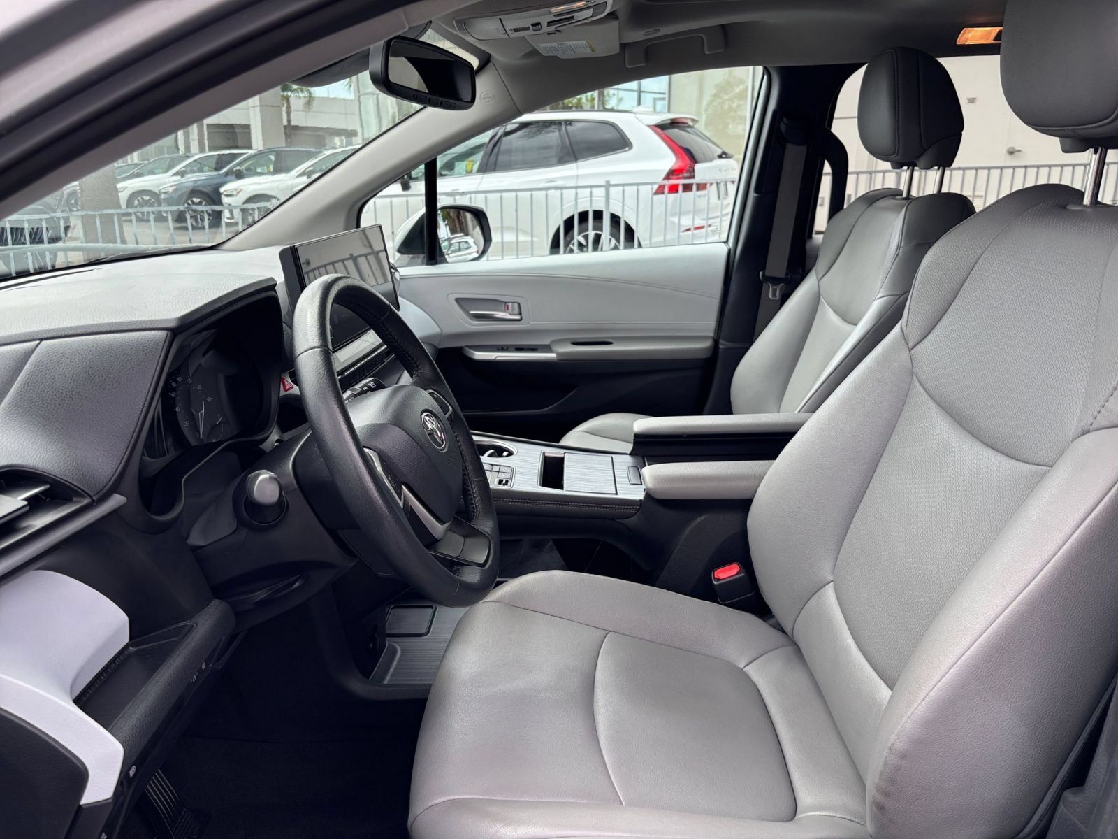 Used 2025 Toyota Sienna XLE FWD image 27