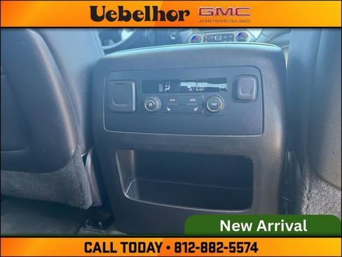 Used 2015 GMC Yukon SLT w/ HD Trailering Package AWD/4WD image 7