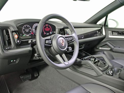 Used 2025 Porsche Cayenne image 4