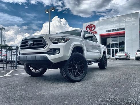 Used 2022 Toyota Tacoma SR5 w/ Technology Package RWD image 4