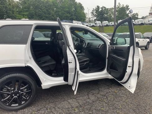 Used 2022 Jeep Grand Cherokee Laredo X AWD/4WD image 11