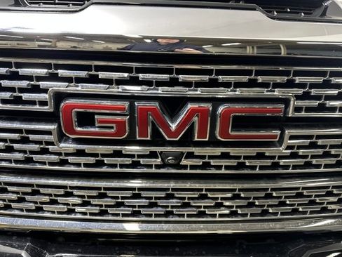 Used 2023 GMC Sierra 2500 Denali w/ Denali Black Diamond Edition image 9
