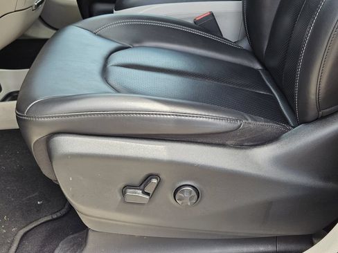 Used 2023 Chrysler Pacifica Touring-L FWD image 19