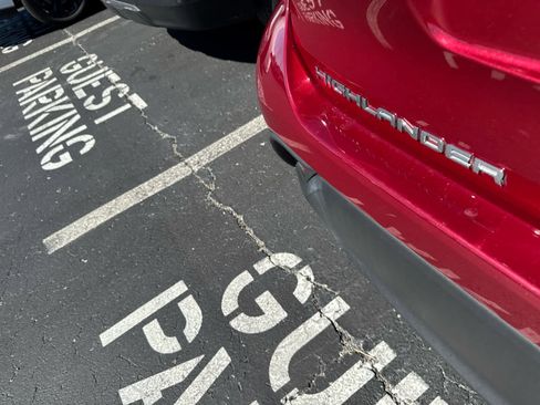 Used 2023 Toyota Highlander XLE image 8