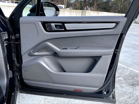 Used 2022 Porsche Cayenne S image 22